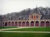 Castello di Vaux-le-Vicomte - Percorsi Dipendenze (comune) in pietra e mattoni alberato e prati