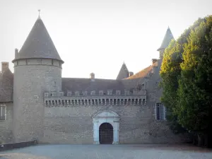 Castello di Virieu - Torre e il gateway della fortezza medievale