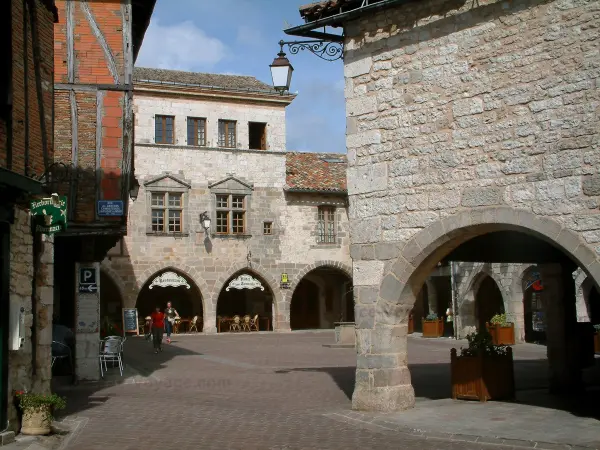 Castelnau-de-Montmiral - Stadhuisplein (Place des Arcades) met huizen (baksteen, natuursteen of hout ingelijst voor) en terrasjes