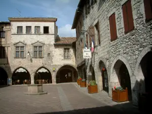 Castelnau-de-Montmiral - Platz des Rathauses (Platz Arcades) mit Brunnen, Pflanzen und Topfblumen, Rathaus, Kaffeeterrasse und Häuser (Backstein, Stein oder Fachwerk in der Fassade)