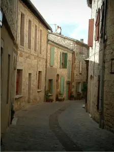 Castelnau-de-Montmiral - Gasse gesäumt von Häusern aus Stein
