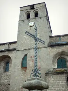 Castelnau-Pégayrols - Campanario de la Iglesia de San Miguel y la cruz
