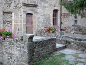 Castelnau-Pégayrols - Fachada del antiguo priorato de Saint-Michel