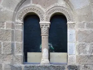 Castelnau-Pégayrols - Ventana románica del antiguo priorato de Saint-Michel