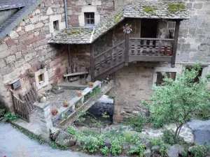 Castelnau-Pégayrols - Casa de piedra balcón de madera