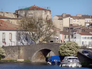 Castelnaudary - Brücke über dem Midi-Kanal, angelegte Boote und Fassaden der Stadt