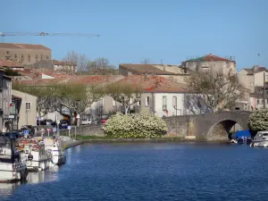 Castelnaudary - Hafen mit seinen angelegten Booten, Brücke über dem Midi-Kanal und Fassaden der Stadt