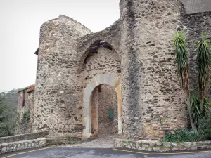 Castelnou - Porta fortificata del borgo medievale