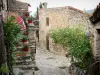 Castelnou - Maisons en pierre ornées de fleurs