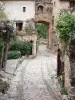 Castelnou - Adoquinado, puerta y casas de la villa medieval fortificada