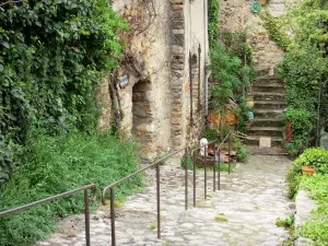 Castelnou - Passeggiare per il borgo medievale