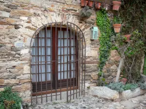 Castelnou - Facciata di una casa in pietra