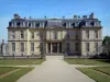 O Castelo de Champs-sur-Marne - Castelo de Champs-sur-Marne: Fachada do castelo em estilo clássico e entrada com gramado