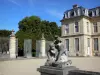 O Castelo de Champs-sur-Marne - Castelo de Champs-sur-Marne: Fachada do castelo de estilo clássico e estátua do parque