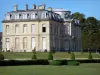 O Castelo de Champs-sur-Marne - Castelo de Champs-sur-Marne: Fachada do castelo de estilo clássico e gramados do parque