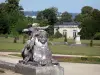 O Castelo de Champs-sur-Marne - Castelo de Champs-sur-Marne: Parque do castelo: estátua de esfinge em primeiro plano, canteiros de flores, gramados, arbustos, laranjal e árvores