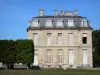 O Castelo de Champs-sur-Marne - Castelo de Champs-sur-Marne: Fachada do castelo de estilo clássico
