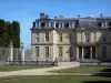 O Castelo de Champs-sur-Marne - Castelo de Champs-sur-Marne: Fachada do castelo de estilo clássico