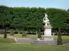 O Castelo de Champs-sur-Marne - Castelo de Champs-sur-Marne: Parque do castelo: estátua, gramados, arbustos e árvores