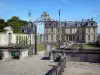 O Castelo de Champs-sur-Marne - Castelo de Champs-sur-Marne: Portão de entrada e fachada do castelo de estilo clássico no fundo