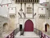 Castelo de La Rochepot - Ponte levadiça, portão de carros e portão de pedestres, brasão e ameias