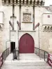 Castelo de La Rochepot - Ponte levadiça, portão de carros e portão de pedestres, brasão e ameias