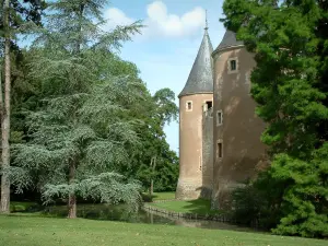 Castillo de Ainay-le-Vieil - Árboles, fosos y torres del recinto feudal,
