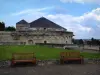 Castillo de Amboise - Tour de Heurtault, césped, bancos de madera y las nubes en el cielo azul