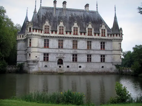 Castillo de Azay-le-Rideau - Castillo renacentista, río (Indre), flores en los árboles frente al mar y al parque