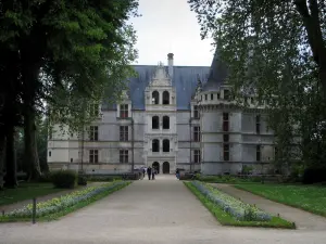 Castillo de Azay-le-Rideau - Sendero bordeado de flores para el castillo renacentista