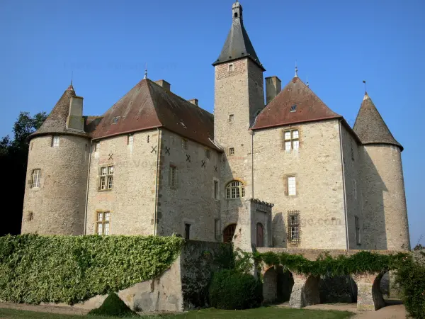 Castillo de Beauvoir - Fachada del castillo y el puente en la ciudad de Saint-Pourçain sur Besbre, en el valle de Besbre (Valle Besbre)