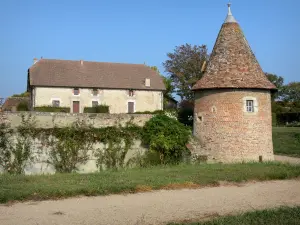 Castillo de Beauvoir - Dependencias del castillo en la comuna de Saint-Pourçain sur Besbre, en el valle de Besbre (Valle Besbre)
