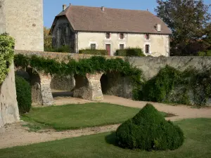 Castillo de Beauvoir - Jardín, terraza y dependencia del castillo en la comuna de Saint-Pourçain sur Besbre, en el valle de Besbre (Valle Besbre)