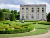 Castillo de Bouges - Fachada del castillo y el jardín a la francesa, en la ciudad Bouges-le-Chateau