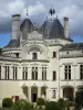 Castillo de Brézé - Torre del reloj y el castillo renacentista de jardín