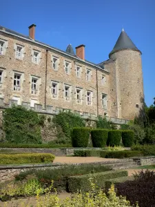 Castillo de Busset - La torre y el edificio principal del castillo con vistas al jardín a la italiana