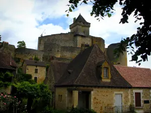 Castillo de Castelnaud - Fortaleza medieval con vistas a las casas de la aldea en el valle de la Dordogne, en Périgord