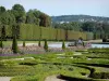 Castillo de Champs-sur-Marne - Parque del Castillo: jardines parterre y las flores, los árboles y las cuencas de agua del jardín a la francesa