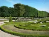 Castillo de Champs-sur-Marne - Parque del Castillo: jardines y parterres de flores del jardín a la francesa, y las líneas de árboles