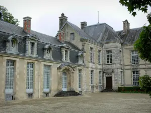 Castillo de Cirey-sur-Blaise - Castillo Cirey y la puerta tallada de honor