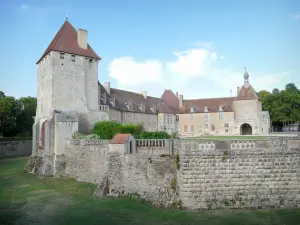 Castillo de Époisses - Fachada del castillo con su torre Bourdillon