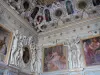Castillo de Fontainebleau - En el interior del palacio de Fontainebleau: Pisos: Escalera del Rey con frescos y detalles tallados