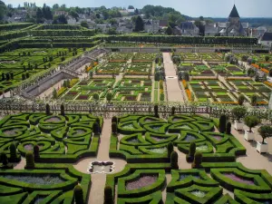 Castillo y jardines de Villandry - Vista a los jardines (planta ornamental de jardín, huerto y jardín de hierbas), la iglesia y casas de pueblo en el fondo