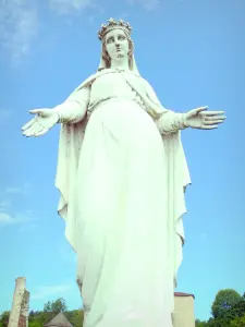 Castillo de Laroquebrou - Estatua de la Virgen cerca del castillo