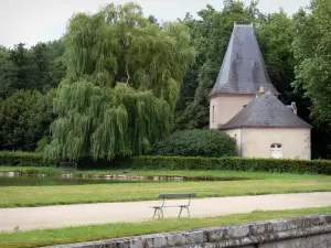 Castillo de Marais - Camino rodeado de césped, un estanque, un molino y el parque, la ciudad de Le Val-Saint-Germain