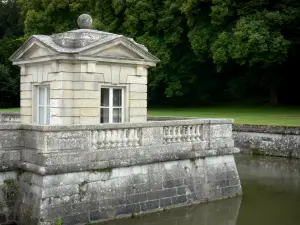 Castillo de Marais - Bandera y fosos, en la ciudad de Le Val-Saint-Germain