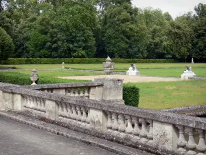 Castillo de Marais - Vista del jardín a la francesa, la aldea de Le Val-Saint-Germain