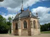 Castillo de Meillant - Capilla, parque con árboles y las nubes en el cielo azul