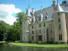 Castillo de Meillant - Torres, fosos del castillo y los árboles, las nubes en el cielo