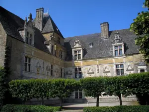 Castillo de Montal - Fachada renacentista y el patio del castillo repleto de árboles, en Quercy